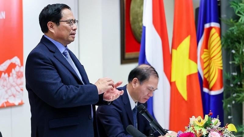 PM Chinh meets Vietnamese community in Netherlands