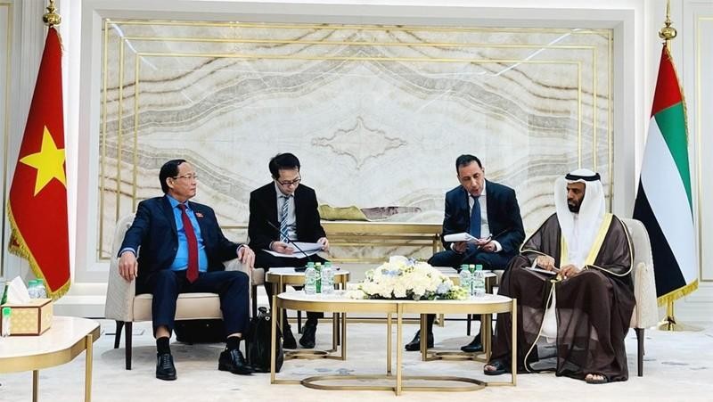 Vice Chairman of the Vietnamese National Assembly Tran Quang Phuong (L) meets Hamad Ahmed Al Rahoumi, First Deputy Speaker of the Federal National Council (Photo: VNA)