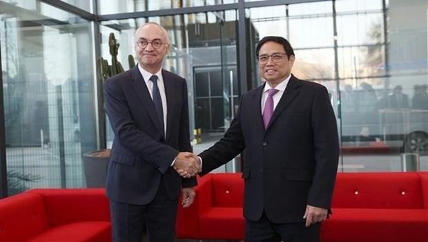 IMEC President and CEO Luc Van den hove receives Prime Minister Pham Minh Chinh on December 15. (Photo: VNA)