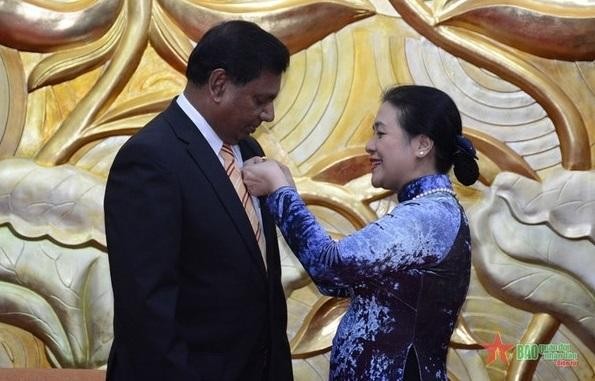 Vietnam Union of Friendship Organisations President Nguyen Phuong Nga (right) awarded the insignia “For Peace, Friendship among Nations” to Sri Lankan Ambassador to Vietnam Prasanna Gamage . (Photo: qdnd.vn)
