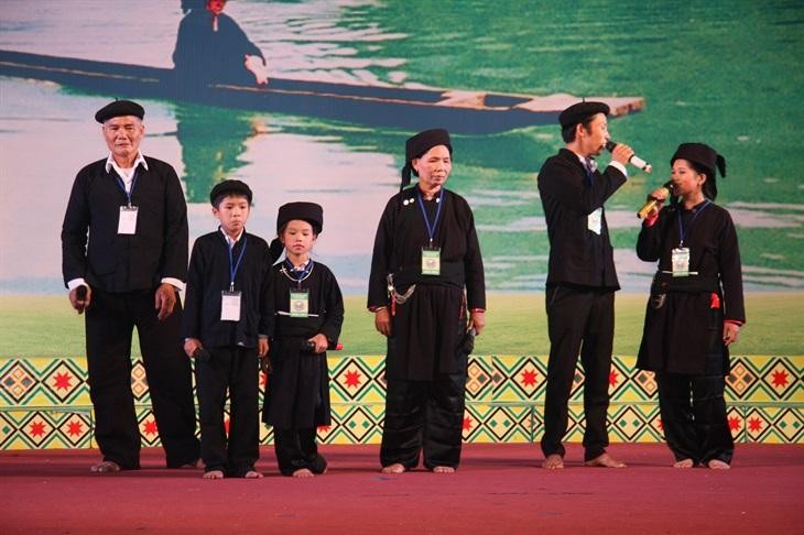 A Nung family performs sli singing at the Northeast Ethnic Culture Festival. (Photo: baobienphong.com.vn)