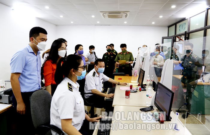 A delegation of the People's Council of Lang Son province inspects and supervises digital transformation activities at the Huu Nghi International Border Gate. (Photo: baolangson.vn)