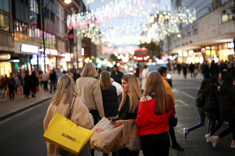British people shop for Christmas. (Photo courtesy of Reuters)