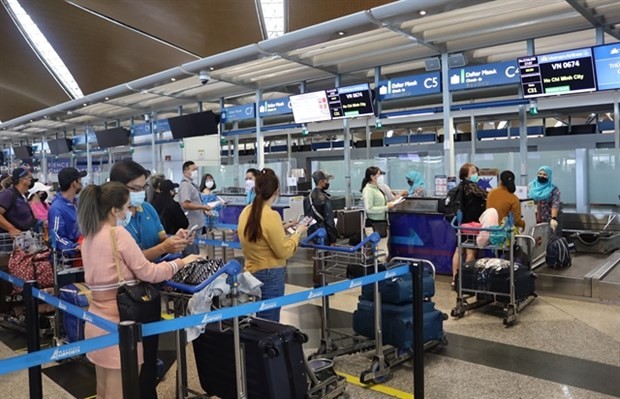 Passengers check in at a Vietnam Airlines counter. (Photo: VNA)