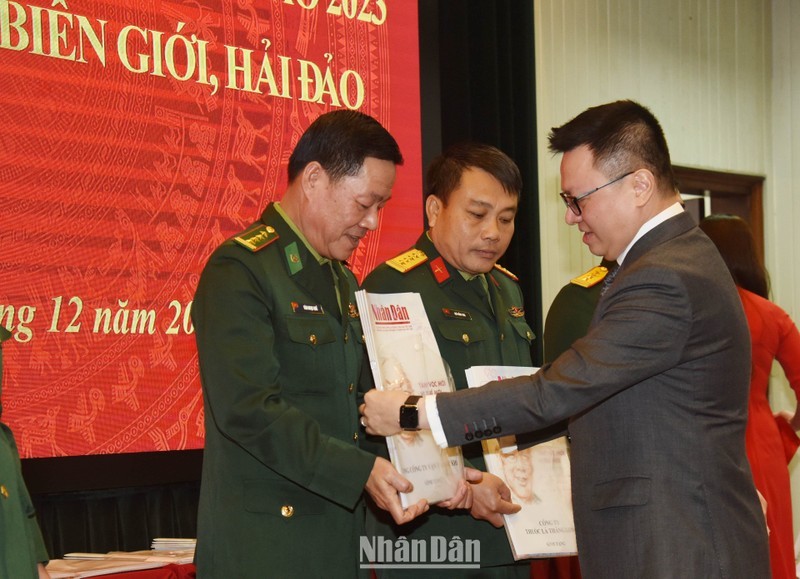 Editor in Chief of Nhan Dan Newspaper Le Quoc Minh presents Tet newspapers to representatives of the recipients. 