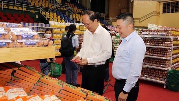 Nguyen Ho Hai (right), Vice Secretary of the Ho Chi Minh City Party Committee visits a booth of "zero VND supermarket". (Photo: VNA)
