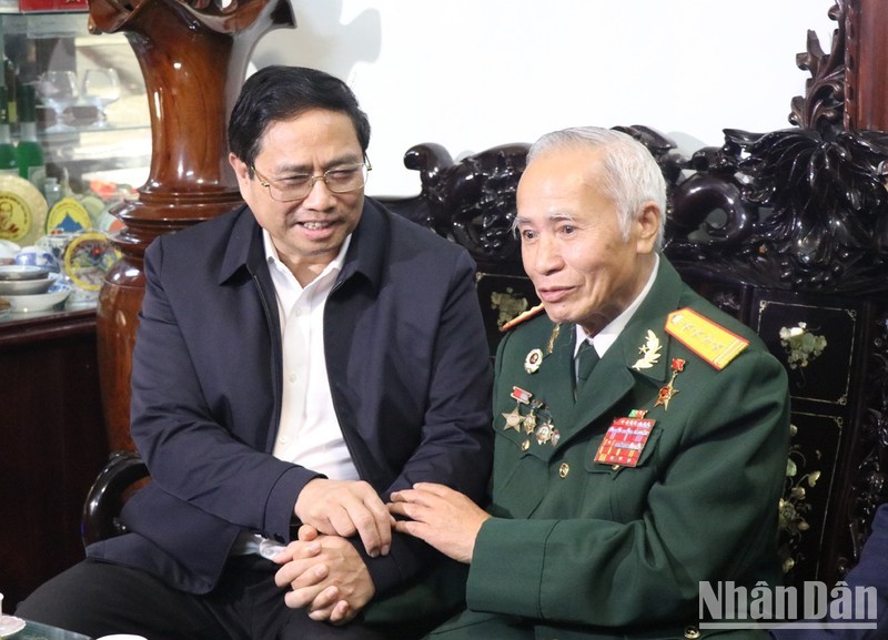 PM Pham Minh Chinh visits and presents a Tet gift to Colonel and Hero of the People's Armed Forces Dang Phi Thuong.