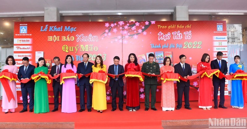 Delegates cut the ribbon to open the 2023 Hanoi Spring Press Festival.