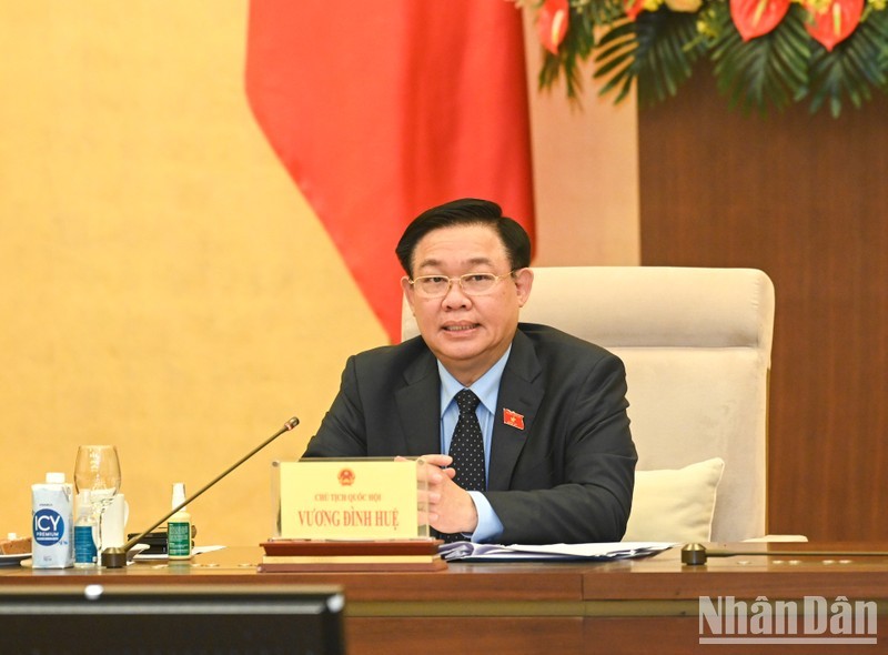 NA Chairman Vuong Dinh Hue speaks at the meeting. 