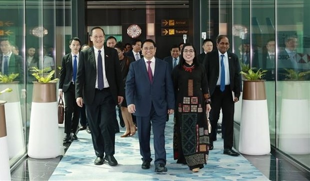 PM Pham Minh Chinh (centre) and his spouse wrap up the official visit to Singapore on February 10 afternoon. (Photo: VNA)