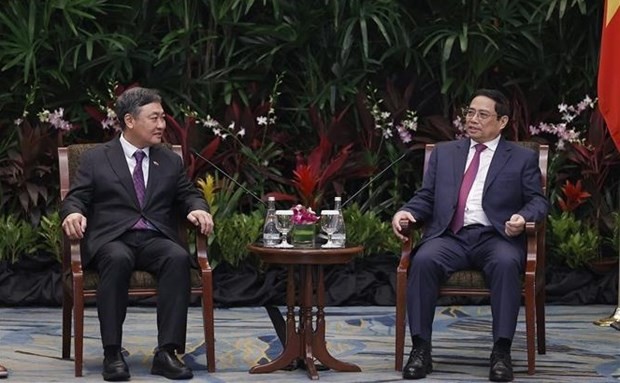 PM Pham Minh Chinh (R) receives Tow Heng Tan, Deputy Chairman, Non-executive and Non-independent Director Sembcorp Industries (Photo: VNA)