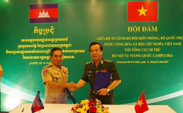 Lieut. Gen. Le Duc Thai (R) and Gen. Kirth Chantharith (Photo: VNA)