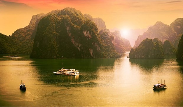 Sunrise in Ha Long Bay. (Photo: halongbay.com.vn)