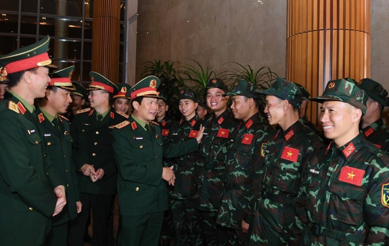 Senior Lieutenant General Nguyen Tan Cuong meets and encourages soldiers before leaving for duty in Turkey.