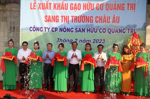 The ceremony of exporting the first batch of organic rice from the central province of Quang Tri to the European Union. (Photo: VNA)