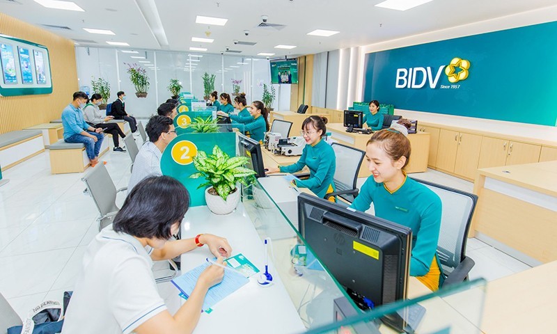 Customer transactions at a BIDV’s branch.