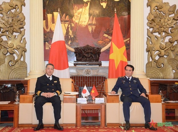 Senior Colonel Vu Trung Kien (R), deputy commander in charge of law of the Vietnam Coast Guard holds talks with Vice Commandant Shiraishi Masami of the Japan Coast Guard in Hanoi February 21 (Photo: qdnd)