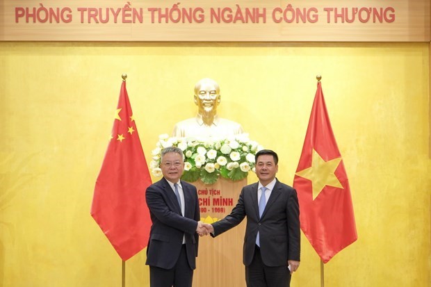 Minister of Industry and Trade Nguyen Hong Dien (R) and the visiting Secretary of the Party Committee of China’s Hainan province, Shen Xiaoming. (Photo: VNA)