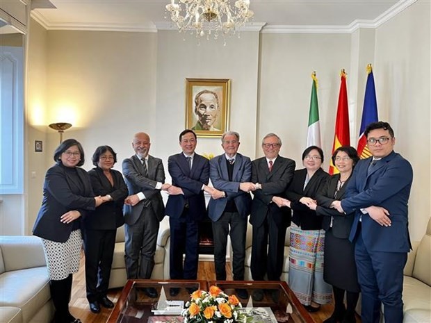 Vietnamese Ambassador to Italy Duong Hai Hung (fourth from the left) at the meeting with leaders of the Italy-ASEAN Association (Photo: VNA)