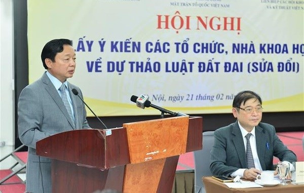 Deputy Prime Minister and Minister of Natural Resources and Environment Tran Hong Ha (standing) addresses the conference (Photo: VNA)