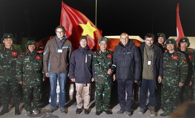 The VPA team and representatives of Turkish authorities at the relief presentation on February 21 (Photo: VNA)