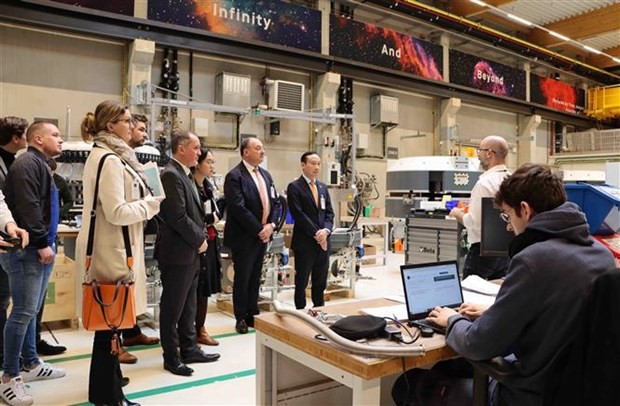 Vietnamese Ambassador to Belgium Nguyen Van Thao, Minister-President of Wallonia Willy Borsus and other delegates visit cancer treatment solutions at IBA (Photo: VNA)