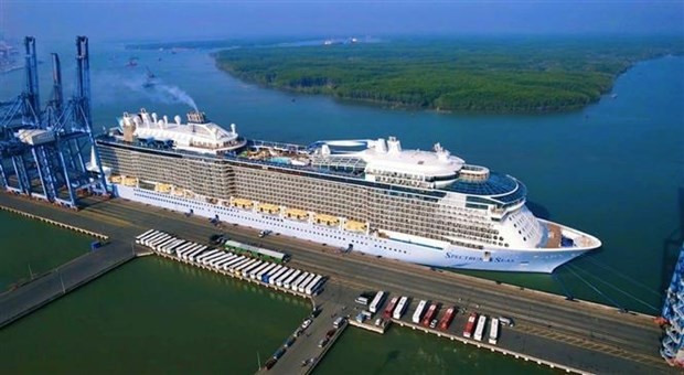 Spectrum of the Seas, one of the world's top ten most luxurious cruise ships, has docked at Tan Cang-Cai Mep port in the central province of Ba Ria-Vung Tau. (Photo: VNA)