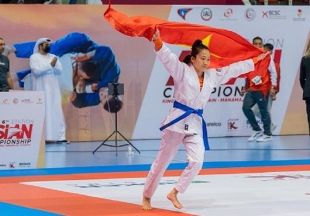 Phung Thi Hue takes gold in the women's 45kg class at the Asian Jujitsu Championship. (Photo: thethao.sggp.org.vn)