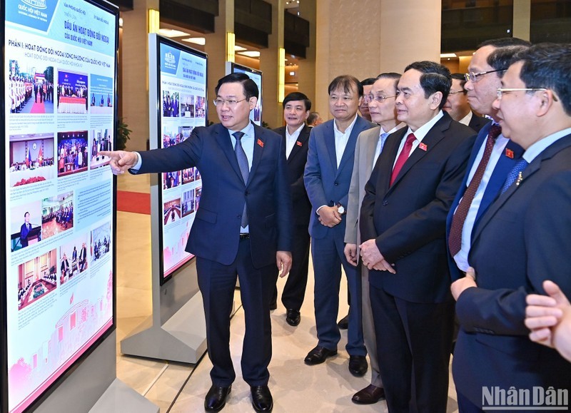 Delegates visit photo exhibition featuring the National Assembly's foreign affairs. (Photo: VNA)