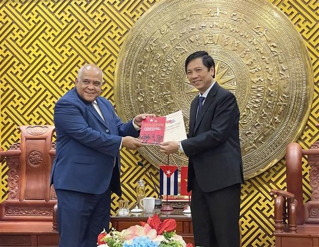 Cuban Ambassador to Vietnam Orlando Nicolás Hernández Guillén (L) presents gift to a leader of Quang Tri province (Photo: VNA)