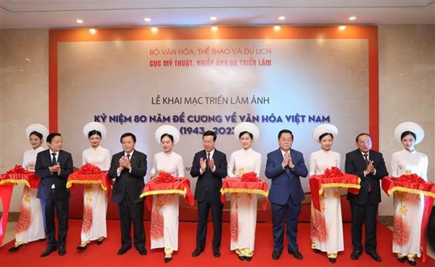 Officials cut ribbon to open the photo exhibition (Photo: VNA)