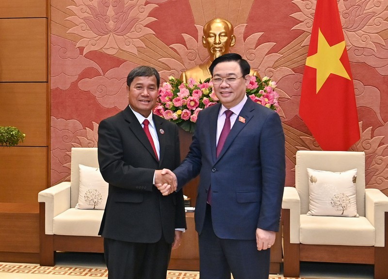 NA Chairman Vuong Dinh Hue warmly welcomes Lao NA Vice Chairman Khambay Damlath.