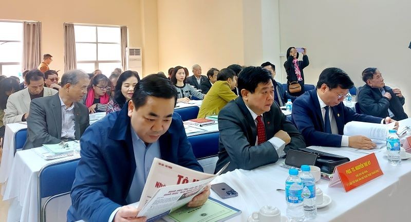 Delegates attend the seminar.