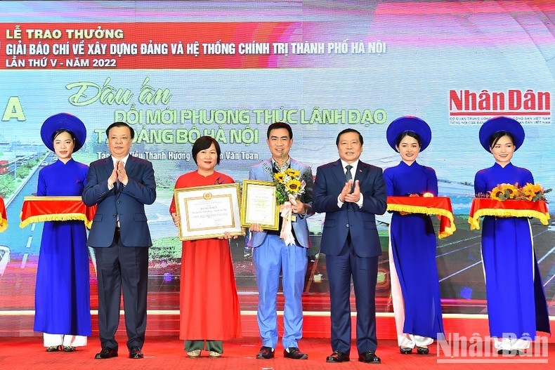 Politburo member and Secretary of the Hanoi Municipal Party Committee Dinh Tien Dung and Permanent Deputy Head of the Party Central Committee’s Commission for Communications and Education Lai Xuan Mon, present A prizes.