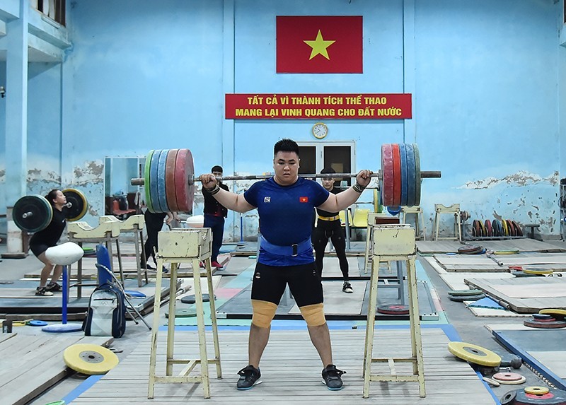 Athletes of the weightlifting team actively practice to prepare for the 32nd SEA Games. (Photo: My Ha)