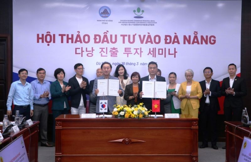 An MoU is signed between the Associations of Small and Medium Enterprises in Da Nang city and the Daejeon-Sejong-Chungnam region.