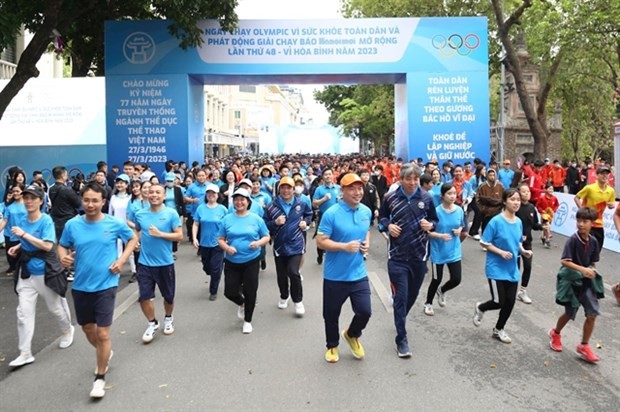 People take part in the Olympics Run Day on March 26 in Hanoi. (Photo hanoimoi.com.vn)