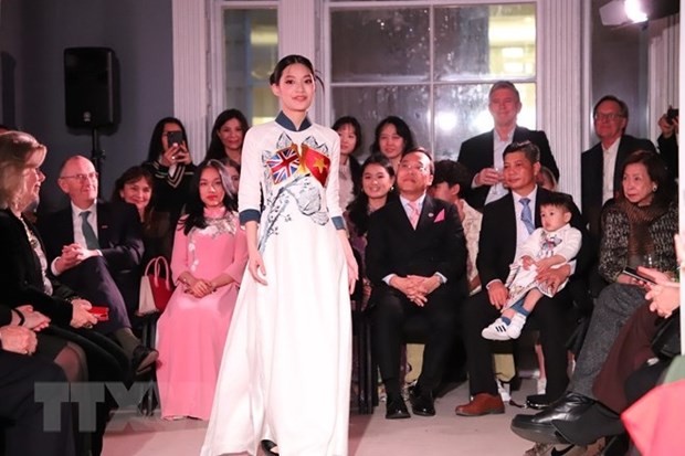 An "ao dai" design introduced at the event in London on March 30. (Photo: VNA)