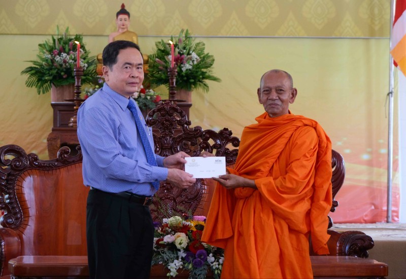 NA Standing Vice Chairman Tran Thanh Man presents a gifts to Most Venerable Dao Nhu, head of the Khmer Theravada Buddhist Academy. 