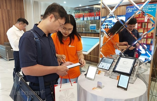 Readers experience reading by electronic devices (Photo: VietnamPlus)