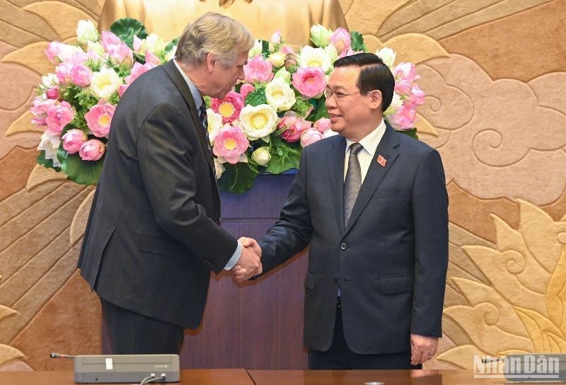 NA Chairman Vuong Dinh Hue receives Senator Jeff Merkley. (Photo: Duy Linh)