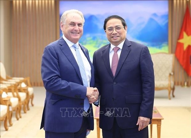 Prime Minister Pham Minh Chinh (R) and Australian Minister for Trade and Tourism Don Farrell at their meeting in Hanoi on April 17. (Photo: VNA)