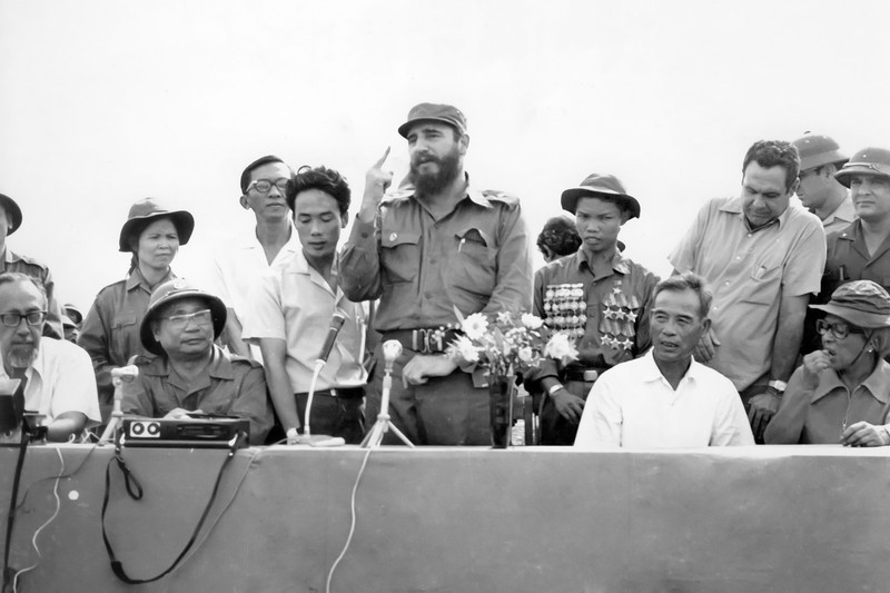 Cuban President Fidel Castro speaks at a meeting on the morning of September 15, 1973, at peak 241 in Cam Thanh Commune, Cam Lo District. (File photo)