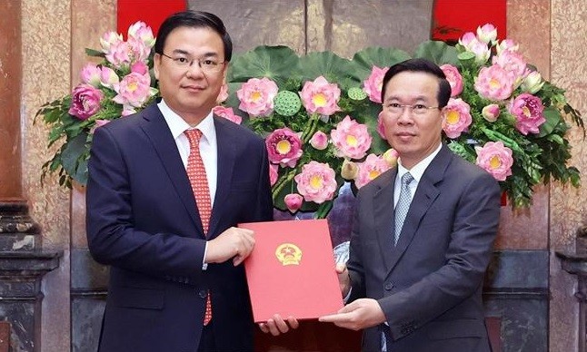 President Vo Van Thuong handed over a decision appointing Deputy Foreign Minister Pham Quang Hieu as Vietnamese Ambassador to Japan and the Republic of Marshall Islands. (Photo: VNA)