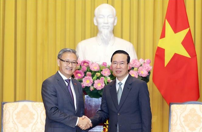 President Vo Van Thuong hosts a reception in Hanoi on April 20 for Thongsavanh Phomvihane, head of the Lao People's Revolutionary Party (LPRP) Central Committee’s Commission for External Relations. (Photo: VNA)