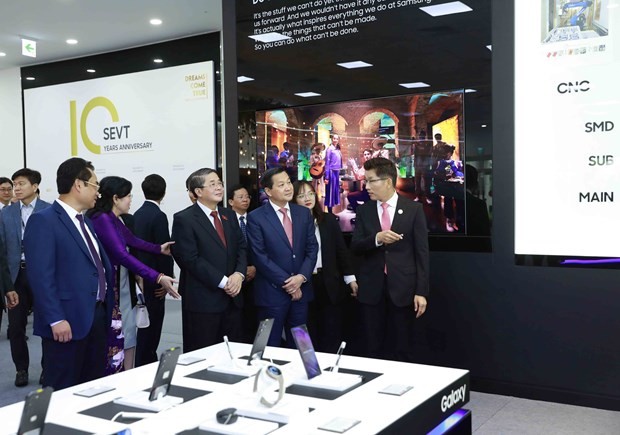 Deputy Prime Minister Le Minh Khai (2nd, R) visits the Samsung Electronics Vietnam Thai Nguyen Co. Ltd. in Thai Nguyen province. (Photo: VNA)