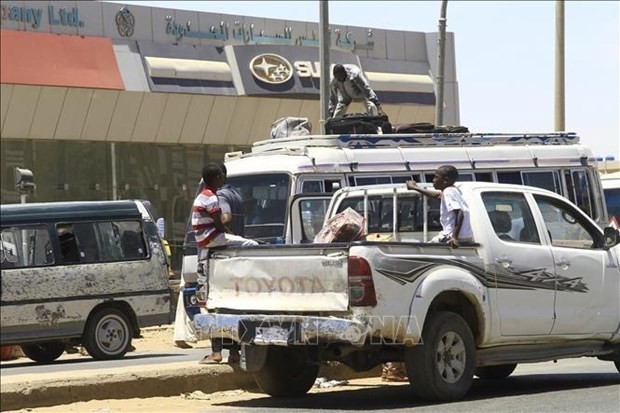 People evacuate to avoid conflict in Khartoum, Sudan, on April 18, 2023. (Photo: AFP/VNA)