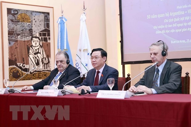 NA Chairman Vuong Dinh Hue (centre) delivers a policy speech on the Vietnam - Argentina diplomatic relations in Buenos Aires on April 25 (local time). (Photo: VNA)