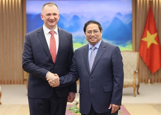 Prime Minister Pham Minh Chinh (R) and visiting Belarusian Minister of Internal Affairs Ivan Vladimirovich Kubrakov in Hanoi on April 26 (Photo: VNA)
