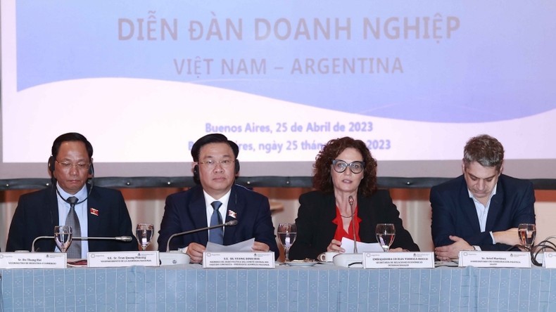 NA Chairman Vuong Dinh Hue (second, left) at the Vietnam-Argentina business forum (Photo: VNA)